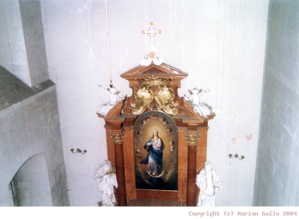 Zmeck kaple - situovan v jinm kdle, mstnost vysok skrz dv patra.